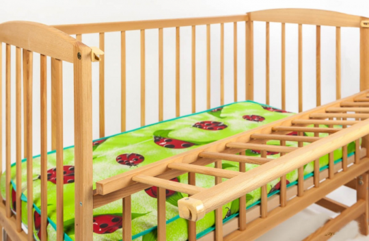 Кроватка детская Гойдалка на шарнирах + откидная боковина (бук) bp146 Фото