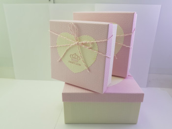 Коробка подарочная  квадратная бело-розовая с короной Sweet Love большая 19*19*9 см