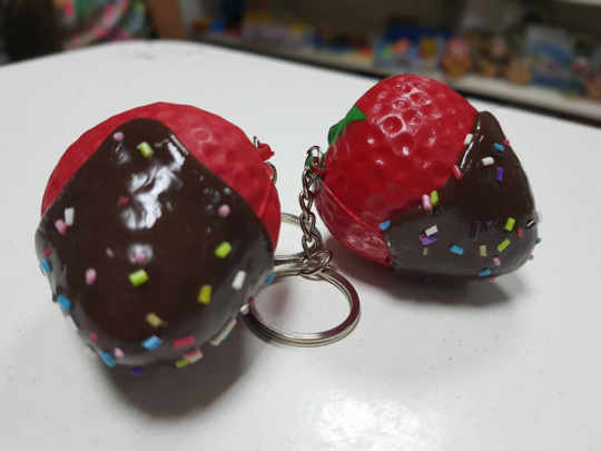 Игрушка антистресс сквиш брелок клубника в шоколаде 5,5 см Фото