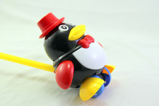 Каталочка пингвин 0339 2 вида микс, на палочке, в пакете 17*16*13см Фото