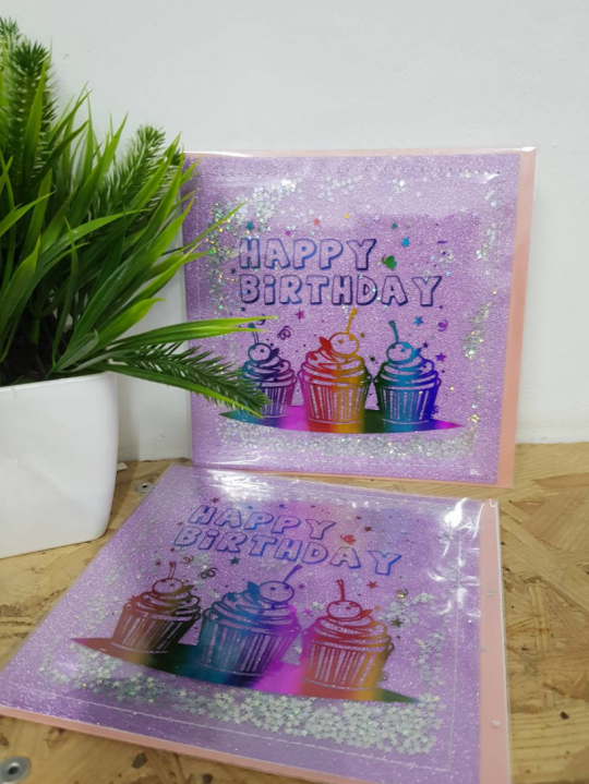 Листівка вітальна З Днем народження (англ) - кольорові капкейки Фото