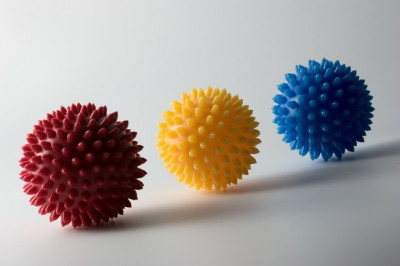 Мячик с шипами, диаметр 8 см разные цвета