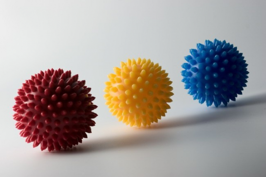 Мячик с шипами, диаметр 8 см разные цвета Фото